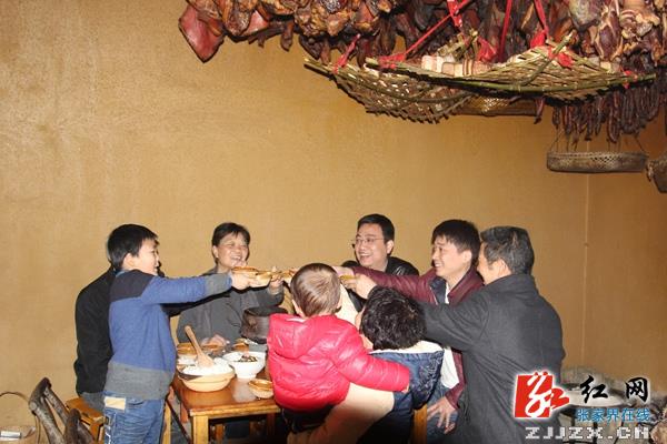 百名游客张家界武陵源过赶年迎新春