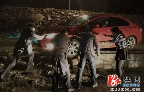张家界旅游报价 - 游客驾车遇险 张家界派出所民警协同村民合力救援