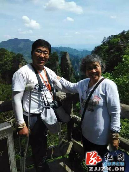 张家界 - 独腿青年开车携母“孝游”张家界 赞风景美人好客