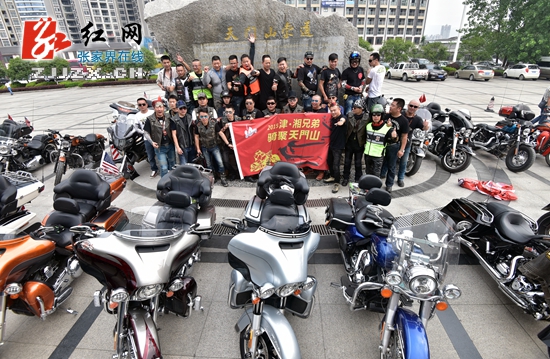 张家界 - 30辆哈雷车手“骑”聚天门山