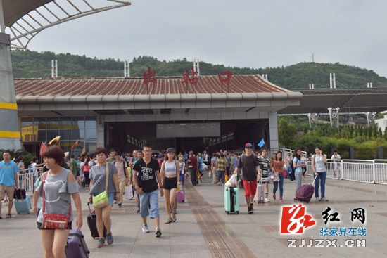 张家界 - 最“热”假期来了 游客有序品味张家界别致“味道”