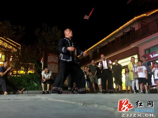 武陵源溪布老街：民间艺人非遗技艺献游客