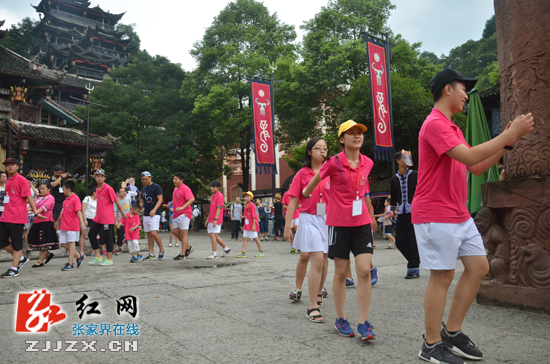 张家界旅游路线 - 85名华裔青少年欢聚张家界 体验土家风土人情(图)