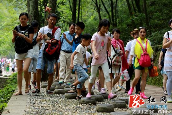 暑期近尾声 张家界核心景区武陵源旅游持续“飘红”