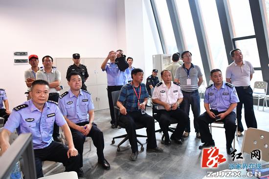 张家界旅游旺季 - 市公安局调研督导大峡谷景区安保工作