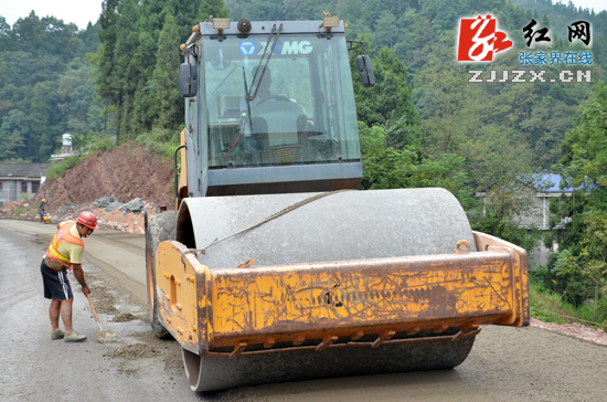 西线开发要推进 公路建设正先行