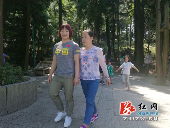 奥运冠军向艳梅圆梦张家界武陵源“孝心之旅