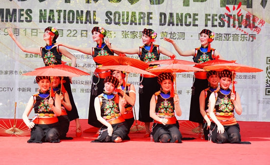 张家界自由行 - 精彩“洞听黄龙”艺术季，游客登台同飚舞技