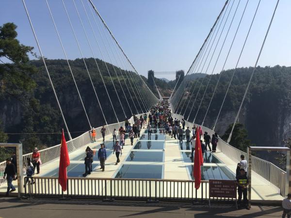 张家界旅游跟团 - 黄金周首日：张家界大峡谷玻璃桥迎客6000人
