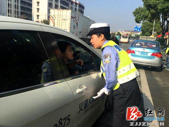 张家界旅游路线 - 张家界交警一大队民警乐当“服务员”