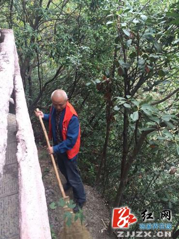 张家界旅游攻略指南 - 【黄金周时刻】袁家界景区：保洁员服务景区 争做最美员工