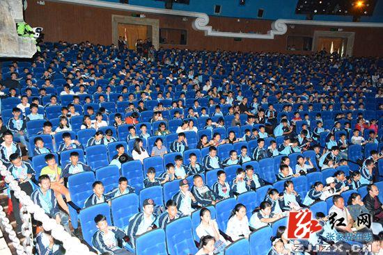 张家界旅游报价 - 《烟雨张家界》掀观演狂潮 每天演出六场仍然一票难求