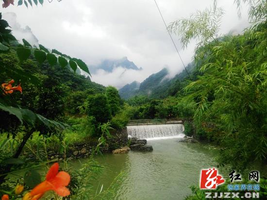 张家界天气 - 张家界老道湾景区秋雨过后游客喜赏云海