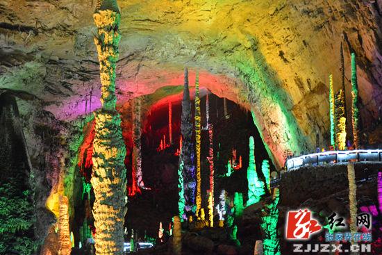 张家界 - 黄龙洞内搭秀场 张家界将创造旗袍大赛奇观