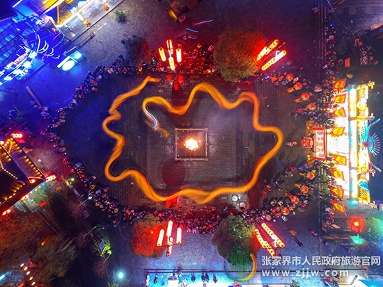 张家界旅游攻略指南 - 张家界：舞火龙办摸米 土家人齐聚溪布老街与游客同庆冬至