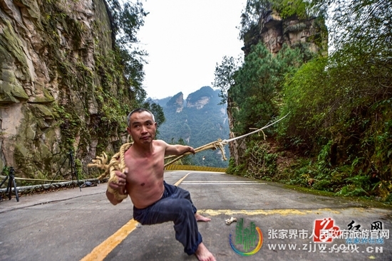 张家界旅游旺季 - 行为艺术家朱新战在张家界表演“愚公移山”