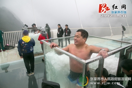 张家界自助游 - 张家界大峡谷玻璃桥上演耐寒耐热大挑战