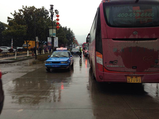 张家界自由行 - 武陵源交警与游客风雨同舟 “你们”在 “他们”定坚守