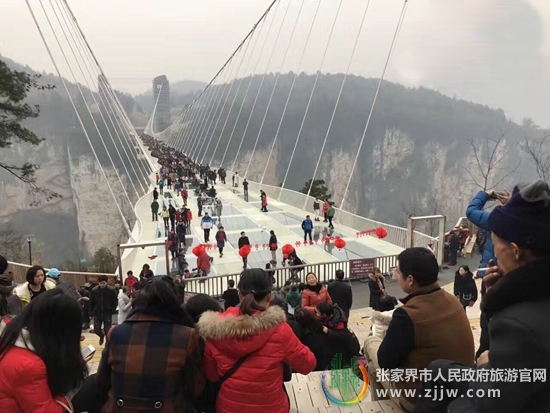 湖南张家界旅游景点 - 冰雪侵扰桥面结冰 张家界大峡谷玻璃桥暂停开放