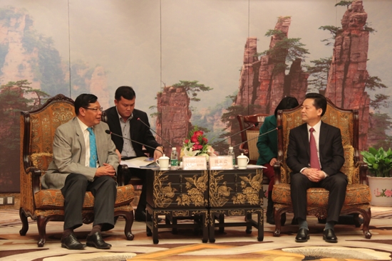 张家界旅游线路 - 老挝乌多姆赛省高级代表团来张家界进行友好访问