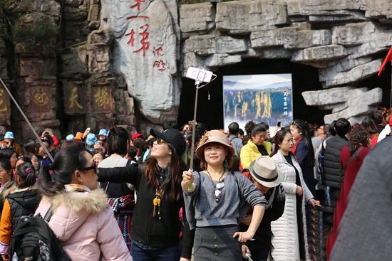 张家界旅游旺季 - “三八节”2.2万女性游客免票游武陵源核心景区