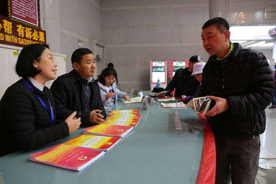 张家界旅游旺季 - 许忠亮深入党代表工作室服务游客