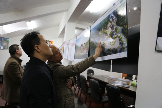 张家界攻略 - 郑小胡调研杨家界门票站生态停车场及游客服务中心规划设计情况