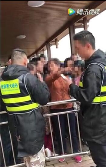 张家界旅游旺季 - 一游客在张家界大峡谷景区“撒泼”引网友热议