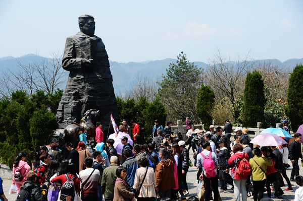 张家界旅游报价 - 清明小长假首日天气晴好 武陵源贺龙公园游人如织