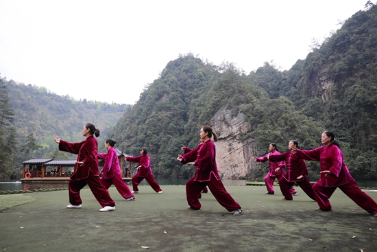 清明时节春色美 太极舞动宝峰湖