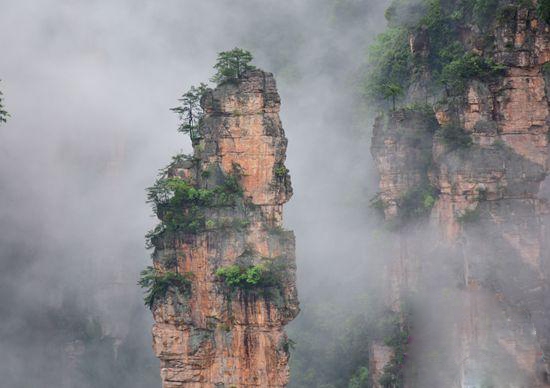 张家界旅游旺季 - 景美人更美 四川游客诗赞烟雨张家界