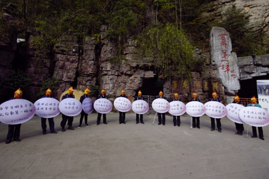 张家界自驾游旅游攻略 - “垃鸡侠”现身张家界百龙天梯 倡导文明旅游