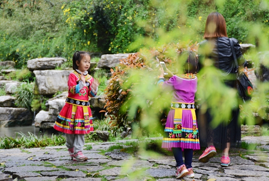 张家界旅游天气预报 - 最炫民族风：土家族民族服饰走俏旅游市场