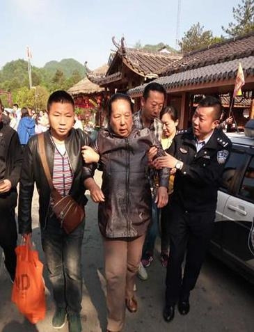 张家界旅游旺季 - 五一小长假第一天：袁家界执法中队护送突发疾病游客下山