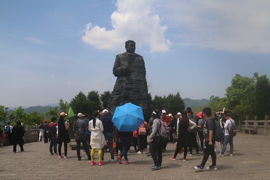 张家界旅游报价 - 贺龙公园旅游秩序井然文明劝导成常态