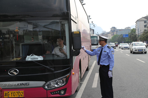 畅通五一之禁停：武陵源城区道路沿线禁止大巴车停放