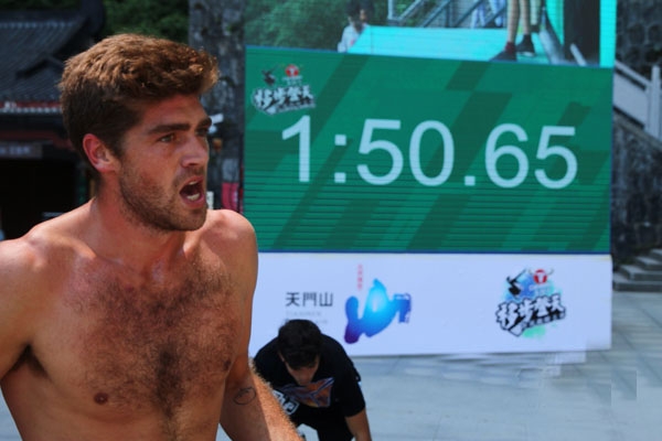 张家界天气 - 1分44秒“飞”下天门洞 世界跑酷大赛竞速赛冠军诞生