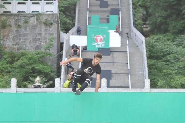 张家界旅游线路 - 天门山世界跑酷大赛现大反转 夺冠热门意外摔丢奖杯