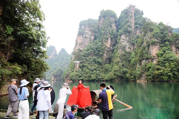 张家界攻略 - 张家界武陵源美景将亮彩3分钟版湖南旅游宣传片