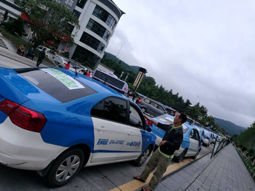 张家界旅游路线 - 武陵源区爱心送考车辆：“考场外，我在等你”