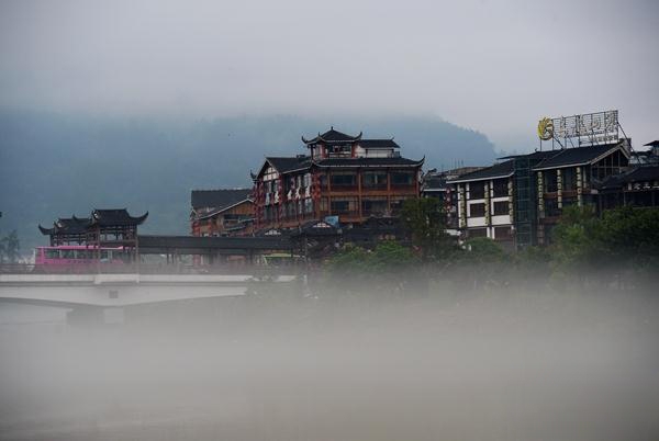 张家界旅游旺季 - “悬浮山”下“悬浮街” 张家界武陵源城区现海市蜃楼景观