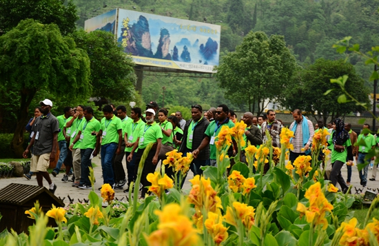 黄龙洞景区盛夏美景陶醉中外游人