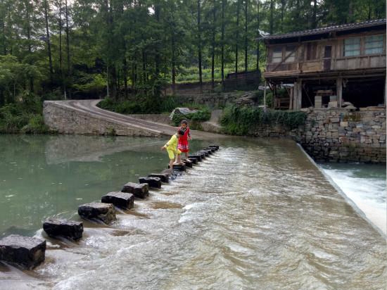 张家界自助游 - 全球首部苏木绰好家风三语MV《哎咯咱的作数》在永定区火热开拍