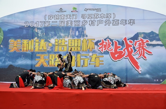 张家界自助游 - 张家界：上千名自行车选手挑战天门山“天路”