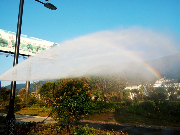 张家界旅游旺季 - 六城同创在行动 武陵源园林工人为绿化树木“降温”出彩虹景观