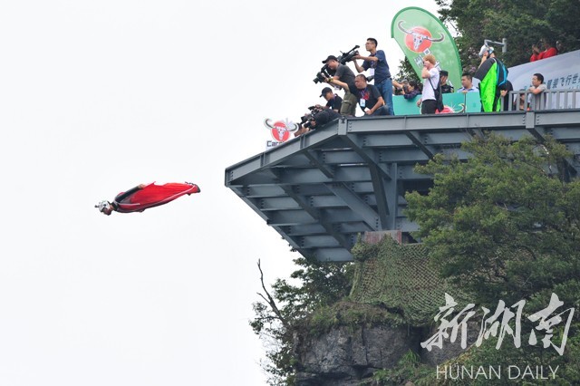 张家界旅游报价 - 2017翼装飞行世锦赛开赛 上演“空中飞人”角逐