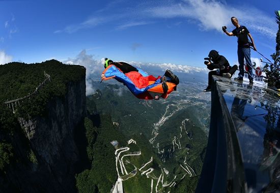 张家界旅游路线 - 翼装侠助力“国际张”腾飞