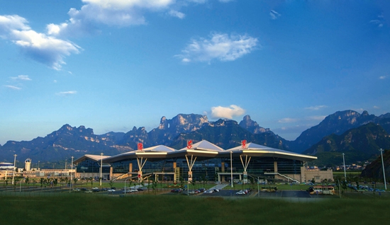 张家界旅游攻略三日游 - 张家界荷花机场戴上国际帽