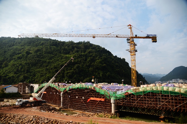 张家界 - “十一”黄金周：武陵源岩门大桥施工正酣