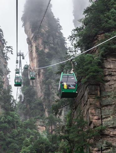 张家界旅游报价 - “十一”黄金周黄石寨索道随时监测设备确保游人安全
